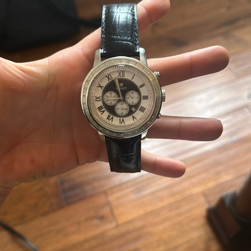 Men’s oversized watch